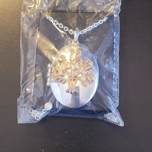 Avon Oak Tree Incentive Locket